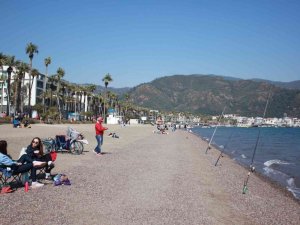 Güzel havayı gören Marmarisliler, plajları ve piknik alanlarını doldurdu