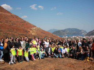 Denizli’den gelen minikler Marmaris’te 500 fidanı toprakla buluşturdu