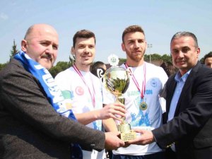 Şampiyon Kuyucakspor’a kupasını Başkan Ertürk verdi