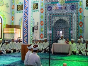 Hafızlar törenle cübbelerini giydi