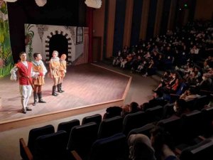 Üniversite öğrencileri çocuklar için oynadı