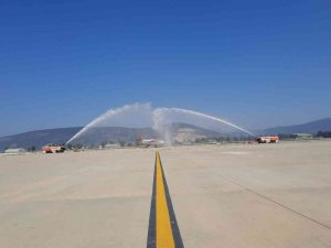 Sezonun ilk dış hat uçuşu karşılandı