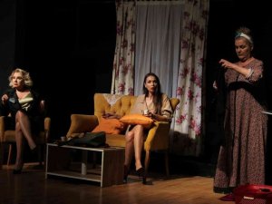 “Etekler ve Pantolonlar” Dünya Tiyatrolar Günü’nde Didimliler için sahnelendi