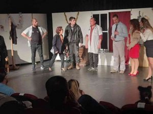 Kuşadası’ndan ’Yaşasın Tiyatro’ sesleri yükseldi