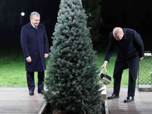 Cumhurbaşkanı Erdoğan, Özbekistan’da dostluk ağacı dikti