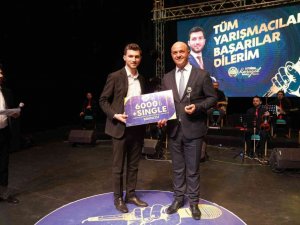 ‘Altın Yaprak Ses’ yarışmasında usta sanatçılara taş çıkardılar