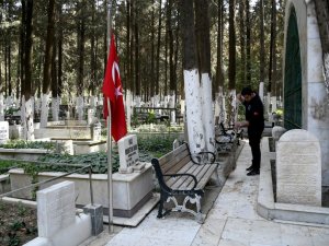 Kuşadası’ndaki mezarlıklarda bakım ve onarım çalışması yapılıyor