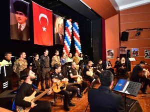 Polis korosu bu kez protokole konser verdi