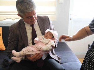 Başkan Oktay, ailelerin bebek sevincine ortak oluyor