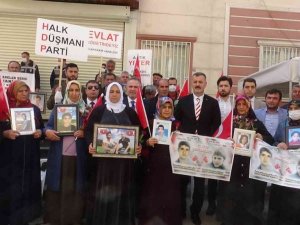 Cumhurbaşkanı Başdanışmanı Minder, evlat nöbetindeki ailelerle buluştu