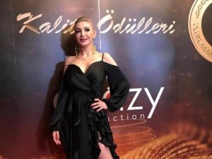 Ünlü oyuncu ve sunucu Aksu başarılarıyla göz dolduruyor