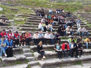 Öğrenciler antik kentte kitap okudu