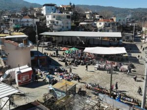 Bağlı bulunduğu ilçeden büyük olan Tekeler Mahallesi dikkatleri üzerine çekiyor