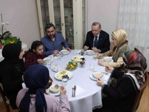 Cumhurbaşkanı Erdoğan, Ümraniye’de bir vatandaşın evinde iftar yaptı