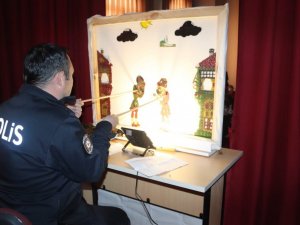Datça’da polisin Karagöz ve Hacivat oyunu öğrencilerden büyük alkış aldı