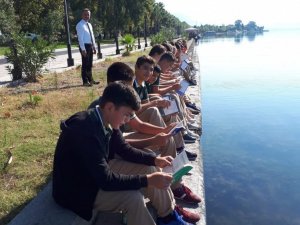 Öğrenciler kordonda kitap okudu