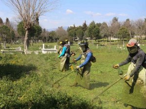 Efeler’de mezarlıklar temizleniyor