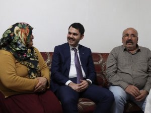 Bakan Kurum ziyaret ettiği ailenin ev taksitlerini üstlendi
