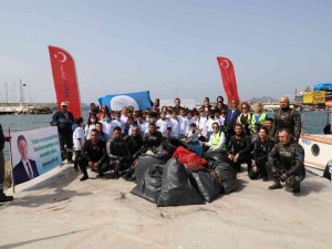 Deniz’in dibinden 2 saate 192 kilogram çöp çıktı