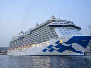 Yüzen şehir Kuşadası’nda