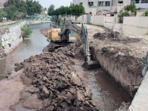 Yağışlarda zarar gören dere duvarları tamir ediliyor