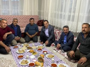 AK Parti heyeti vatandaşların iftar sofrasına misafir oluyor