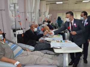 Vali Aksoy, onkoloji hastalarını ziyaret etti