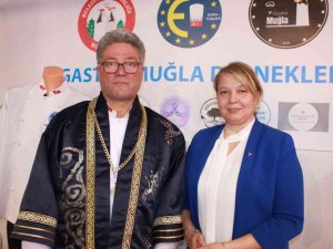 2 ayda elleri ile işlediği ceketi milli aşçıya hediye etti