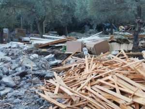 Dozerler tekne ile götürüldü, kaçak yapılar yıkıldı