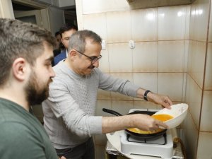 Başkan Sürekli, öğrencilerle sahur yaptı