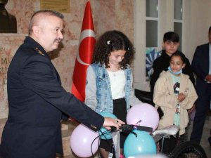 Marmaris’te Polis Haftası için düzenlenen yarışmalarda dereceye girenlere hediyeleri verildi