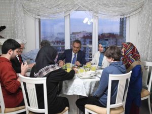 Bakan Özer ve eşi, öğretmen çiftin iftar sofrasına konuk oldu