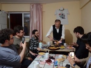 AK Parti Bursa milletvekilleri sahuru öğrencilerle yaptı