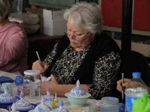 20 yıl önce Kapadokya’da gördüğü çini sanatını yaşatmaya çalışıyor