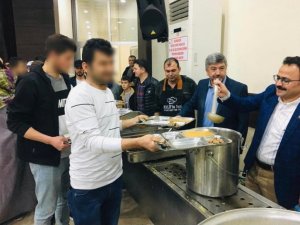 Gediz Kaymakamı Hakan Alkan iftar çadırında vatandaşlara yemek dağıttı