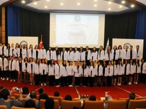 ADÜ’de fizyoterapistler beyaz önlüklerini giydi