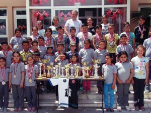 Satranç tutkusunu öğrencilere aşıladı, başarılar ard arda geldi