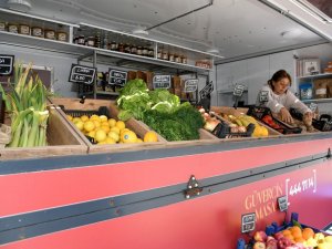 Halk Adamarket Karavanı hizmete girdi