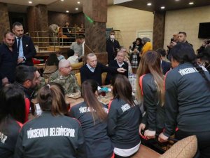 Cumhurbaşkanı Erdoğan, Yüksekova’da vatandaşlarla sohbet etti