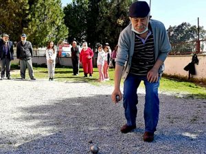 Söke Huzur Evi yaşlıları artık ‘Bocce’ oynuyor