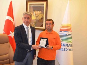 Parkta bulduğu para dolu çantayı sahibine teslim eden belediye görevlisi ödüllendirildi