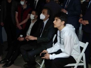 AK Parti Sözcüsü Ömer Çelik, gençlerle oyun oynayıp, halka tatlısı yaptı