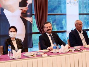 Vali Aksoy yetim çocukları ağırladı