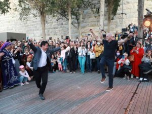 Yunanistan eski Başbakanı Papandreou sirtakiyi bırakıp, Başkan Aras’la zeybek oynadı