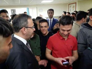 Bakan Kasapoğlu iftarını öğrencilerle açtı