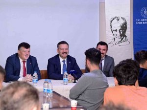 Vali Aksoy, üniversiteli öğrencilerin misafiri oldu