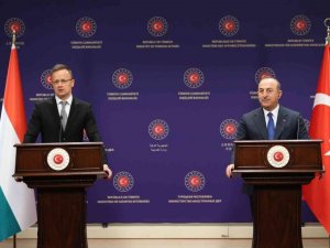 Bakan Çavuşoğlu’ndan İsveç’te Kur’an-ı Kerim’in yakılmasına tepki