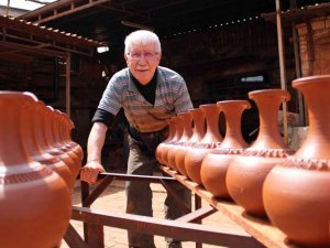 Karacasu çömleklerinin Arabistan için seri üretimine başlandı