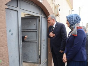 İftar öncesi kapı kapı dolaştı