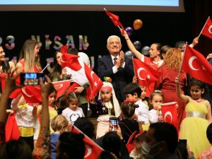 Miniklerin 23 Nisan gösterisi ilgiyle izlendi